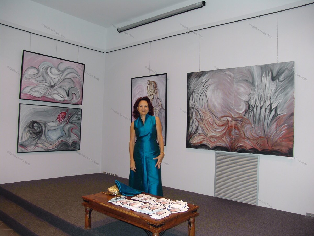 L'Artista con a sinistra le opere "Strade Stragi n. 7" e "Strade Stragi n. 8"e a destra "La sposa del guerriero" e "Ground Zero"