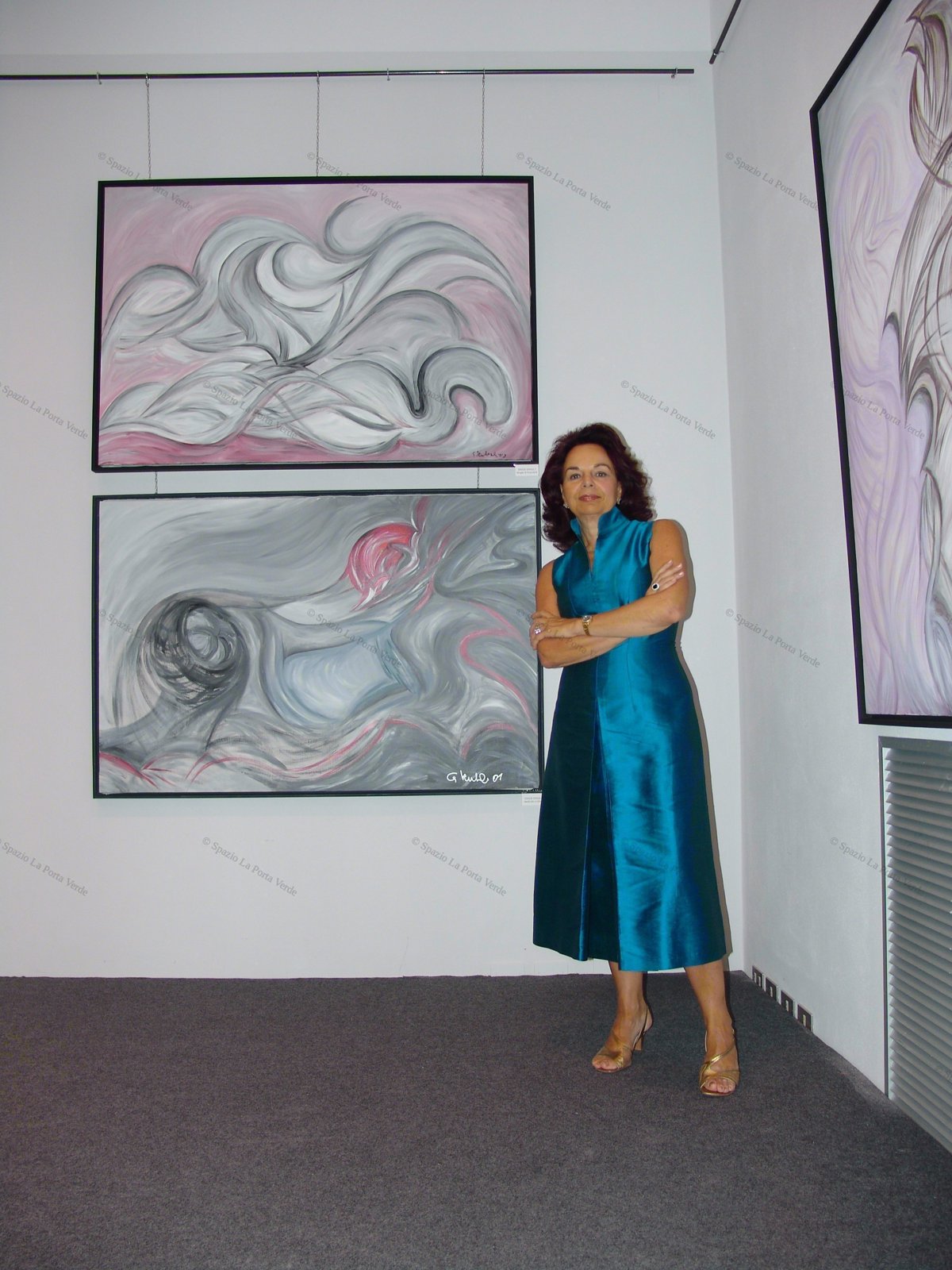 L'Artista con le opere "Strade Stragi n. 7" e "Strade Stragi n. 8"