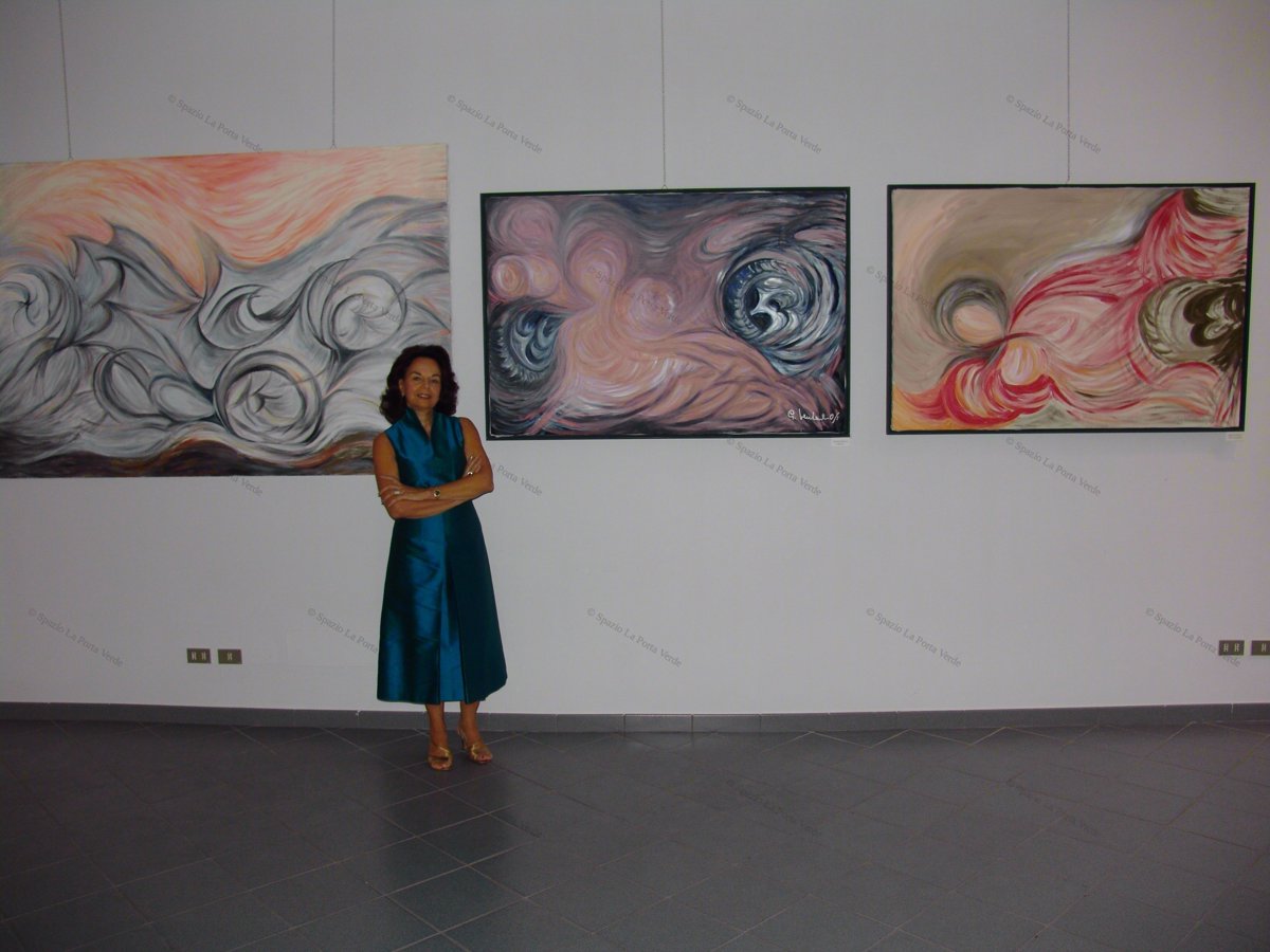 L'Artista davanti alle opere "Strade Stragi n. 10", "Strade Stragi n. 14" e "Strade Stragi n. 4"
